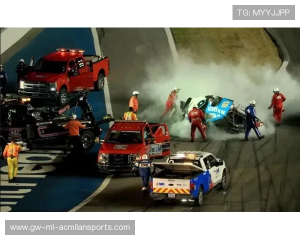 赛车安全车期间突发冲突，两车互撞火花乱溅