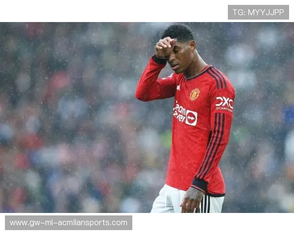 曼联多脚配合进入禁区，拉什福德射门高出